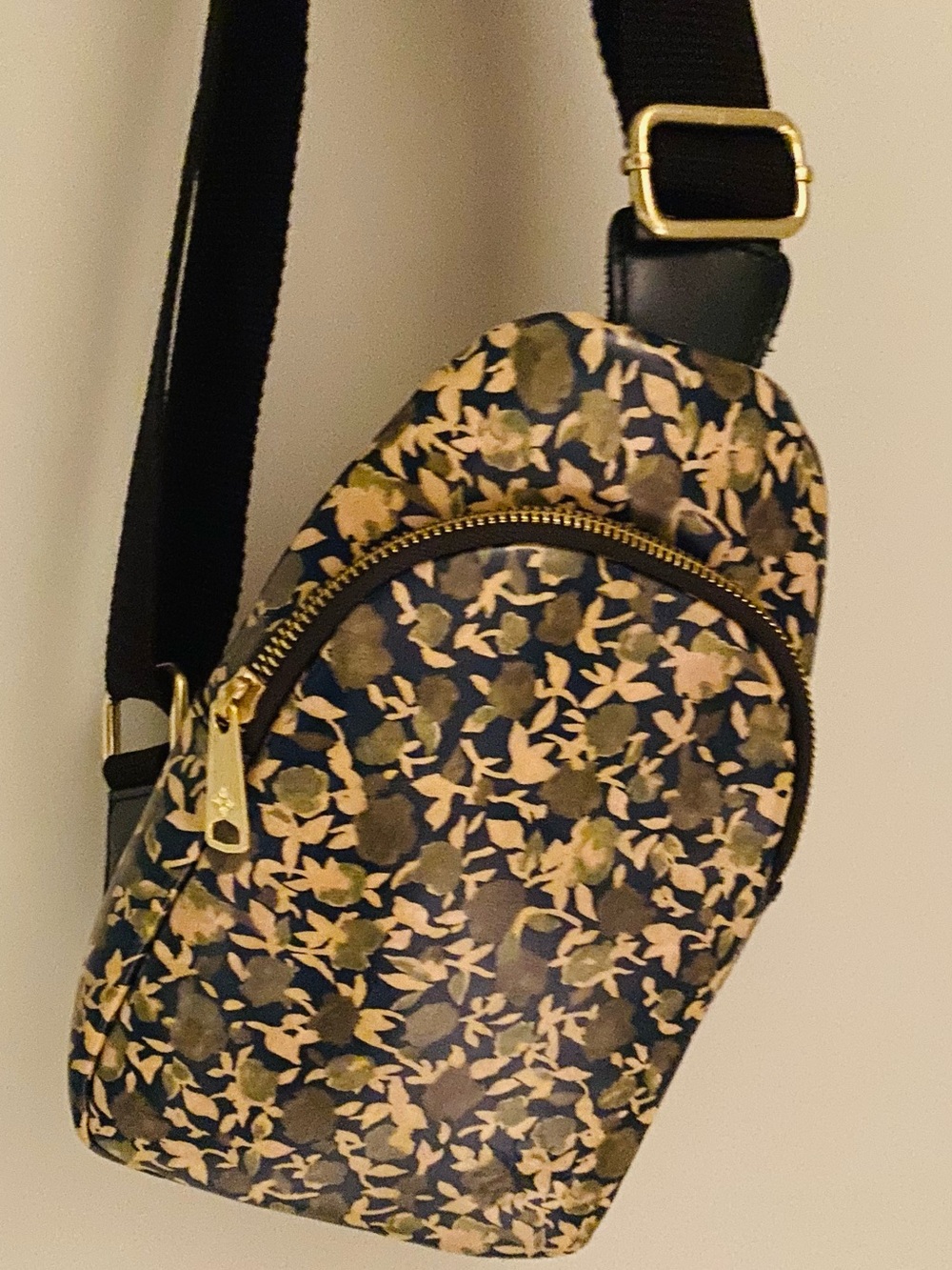 🆕Patricia Nash “ Italian Olive floral -Camo “  Sling Bag with Dust bag ( Rare )